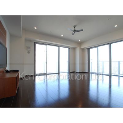 居室・リビング　同タイプ28階のお部屋を撮影。仕様が異なることがあります。