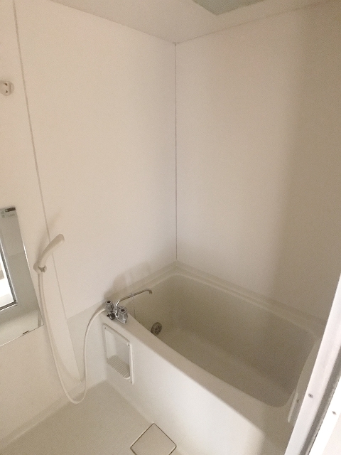 バス・シャワールーム　※補修前の参考画像の為、設備等は現況優先。