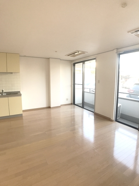 居室・リビング　※補修前の参考画像の為、設備等は現況優先。