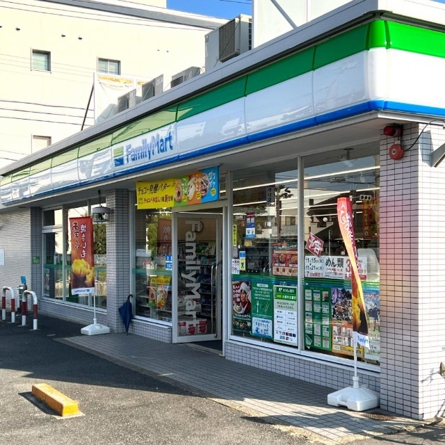 コンビニ　ファミリーマート氷室町店（コンビニ）まで179m