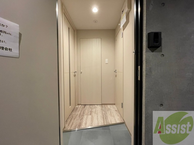 玄関　玄関の様子です。広い洋室にすぐ繋がっています。