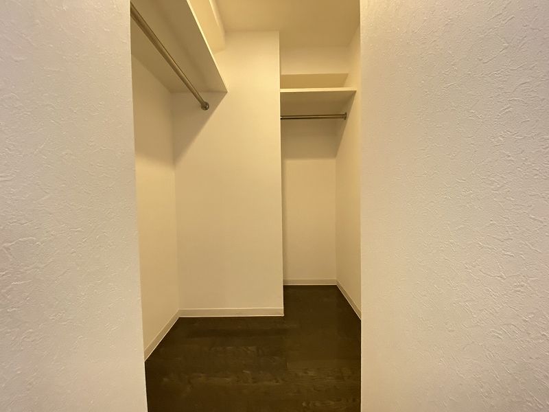 収納　奥行きのあるウォークインクローゼットです