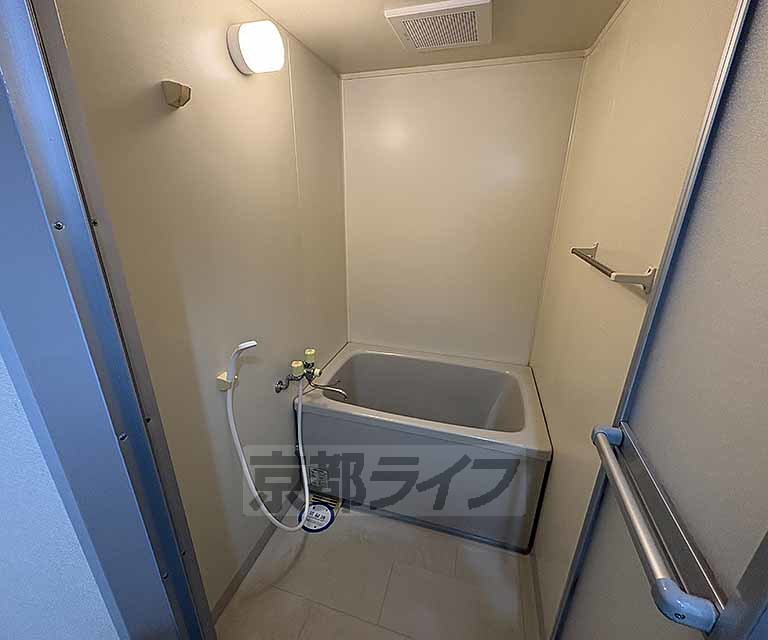 バス・シャワールーム　清潔感あるバスルーム