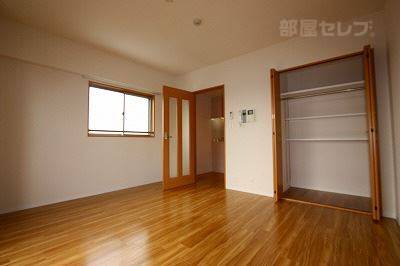 その他部屋・スペース　９．３帖の洋室とクローゼット