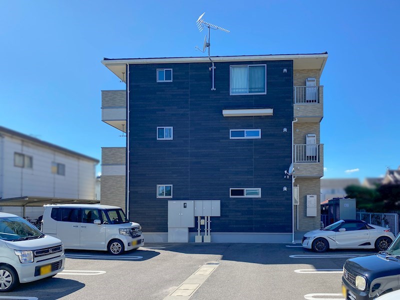 建物外観　県道2号線沿いで車通勤の方にも便利