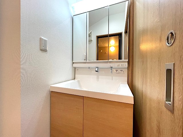 洗面設備　三面鏡付き化粧台