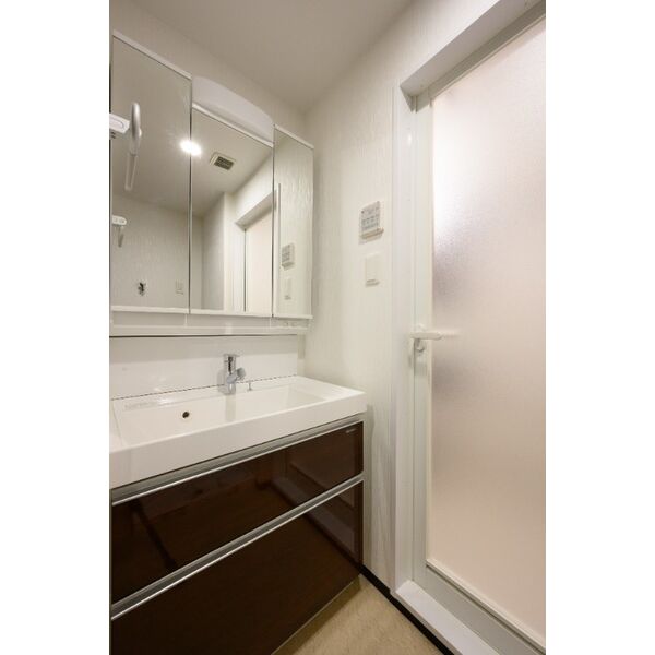 洗面設備　スペースが確保できる洗面所です