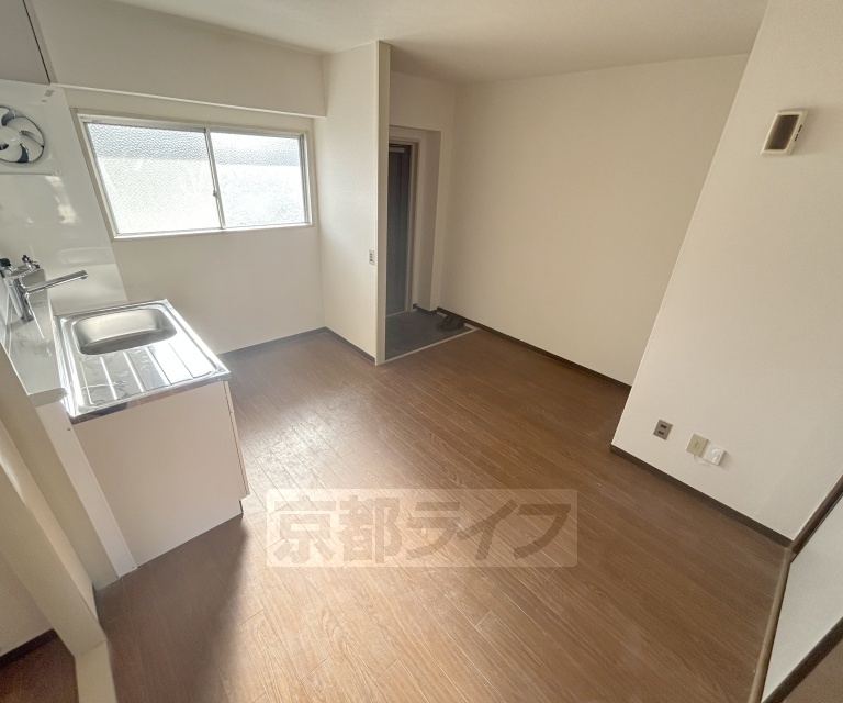 居室・リビング　リビングは８帖ございます・