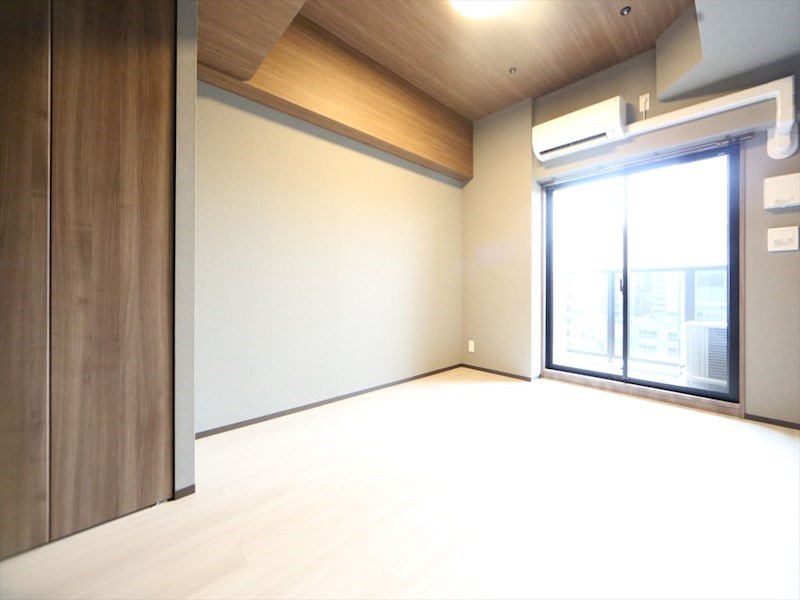 居室・リビング　洋室7.4帖　エアコン完備　バルコニー