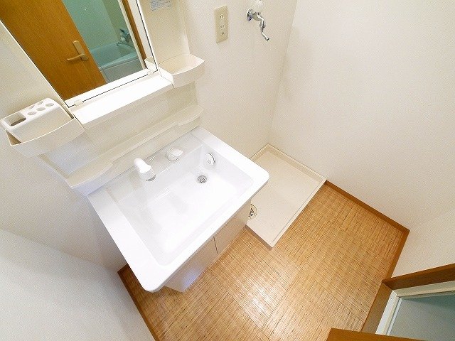 洗面設備　明るい洗面所です