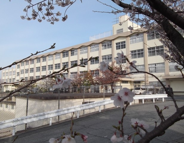 中学校　香椎第三中学校（中学校）まで1500m