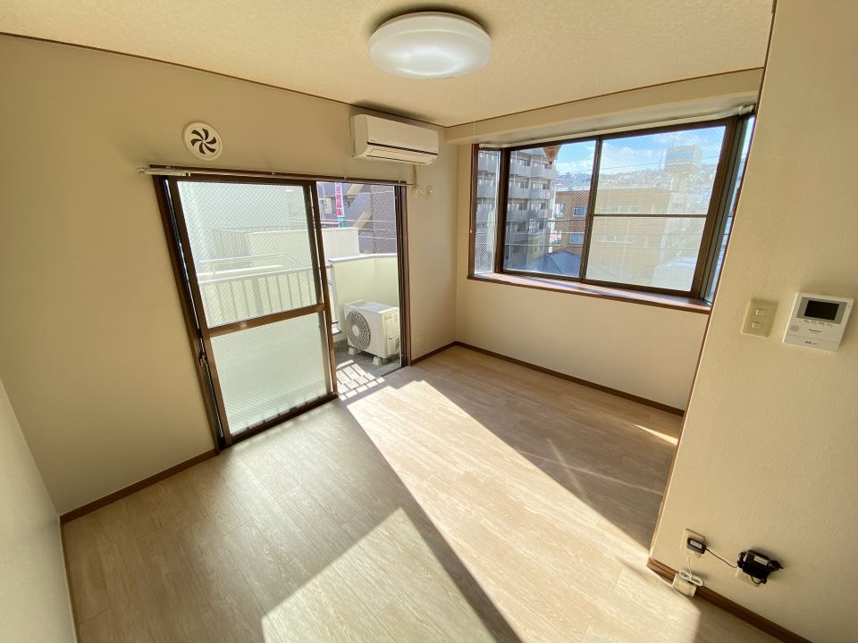 居室・リビング　角部屋で２面採光面です