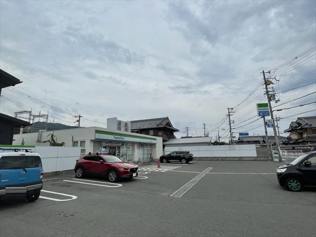 コンビニ　ファミリーマート（コンビニ）まで744m