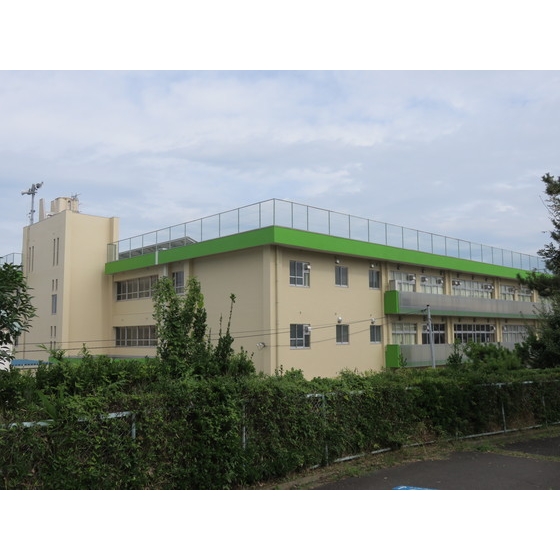 市立新山小学校（小学校）まで300m