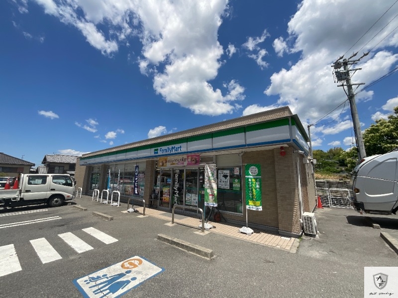 コンビニ　ファミリーマート多治見笠原町東店（コンビニ）まで402m