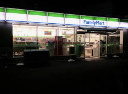 コンビニ　ファミリーマート世田谷新町店（コンビニ）まで293m