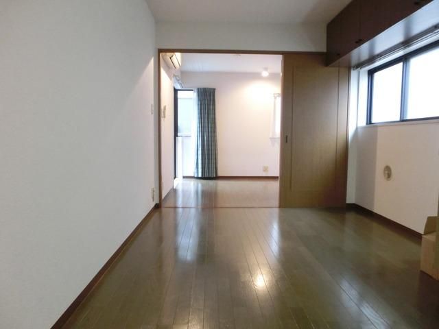 居室・リビング　２面採光の明るいお部屋です