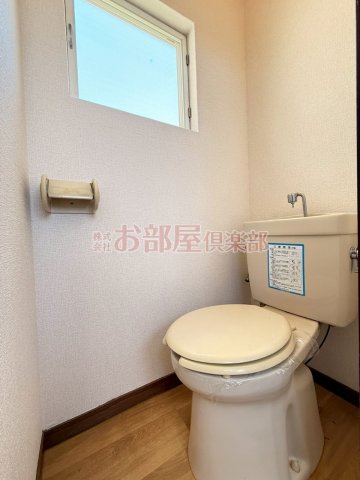 トイレ　落ち着いた色調のトイレです