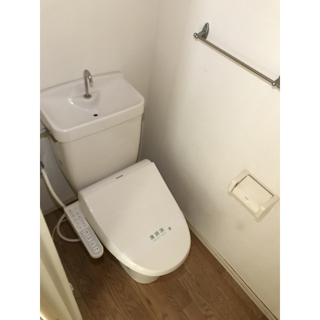トイレ　落ち着いた色調のトイレです