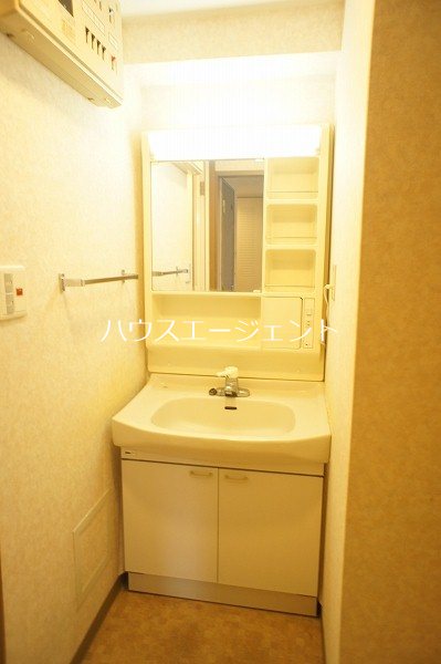 洗面設備　独立洗面台で朝の準備もばっちりです。※参考画像
