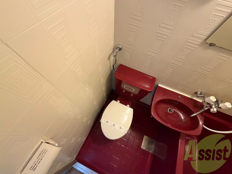 トイレ　ユニットバス内のトイレです。一人暮らしなら十分ですね。
