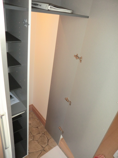 その他設備　シューズＢＯＸの裏には、物入れが！！