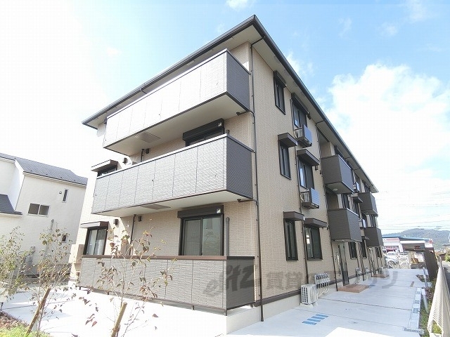 東近江市五個荘竜田町のアパートの建物外観