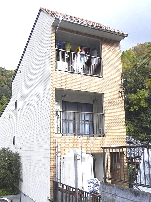 京都市左京区北白川丸山町のアパートの建物外観