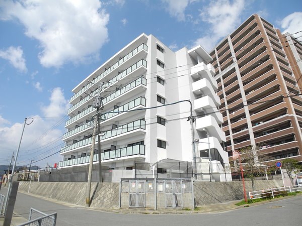 MODERN　PALAZZO　女神大橋（戸町1丁目）の建物外観