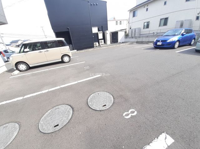 【シャーメゾン白枝IIの駐車場】