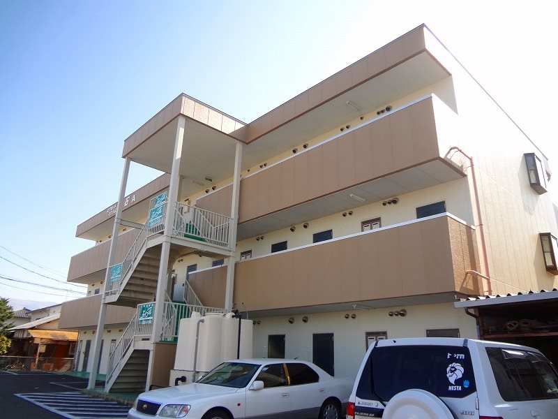 松本市大字空港東のマンションの建物外観