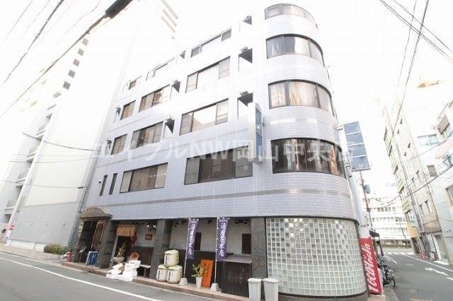 【岡山市北区平和町のマンションの建物外観】