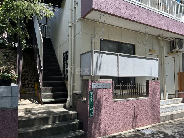 【府中市宮西町のマンションのエントランス】