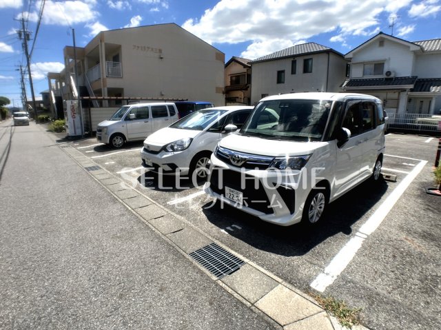 【ファミリアス三浦の駐車場】