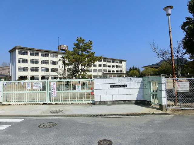 【奈良市あやめ池北のマンションの小学校】