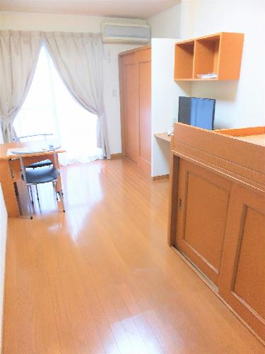 居室・リビング　カーテンやテーブル、テレビも備え付けです