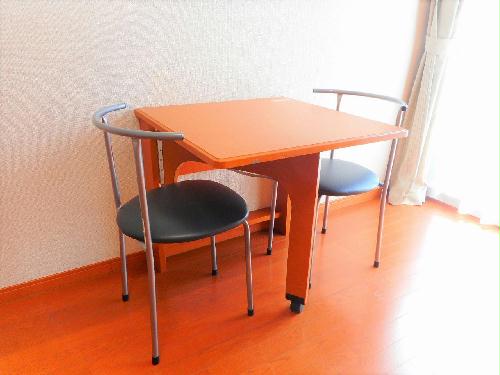 居室・リビング　テーブルは折り畳み式です