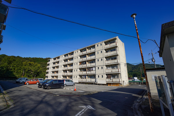 岡山市東区瀬戸町万富のマンションの建物外観