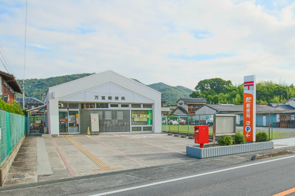 【岡山市東区瀬戸町万富のマンションの郵便局】