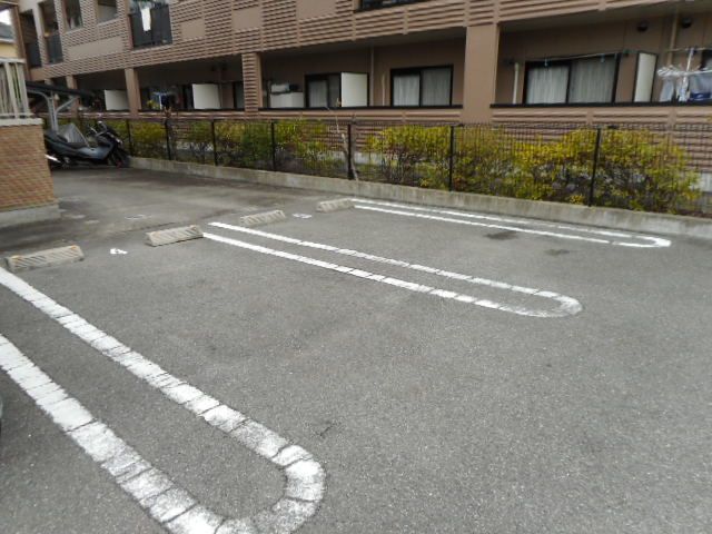 【枚方市大峰元町のマンションの駐車場】