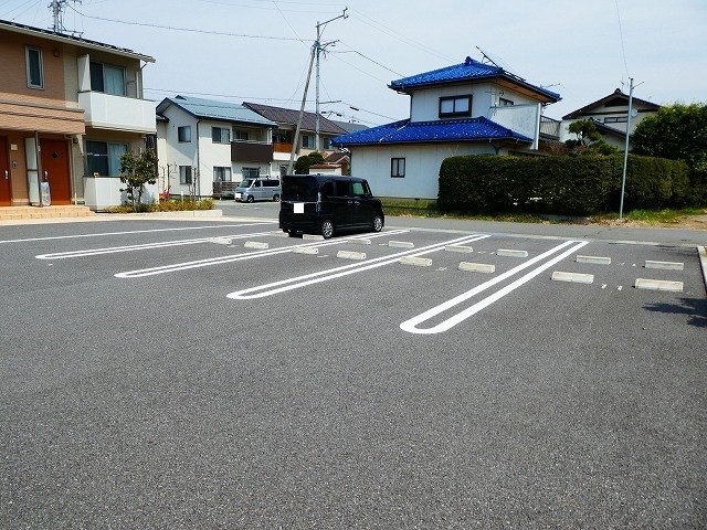 【グリーンパームやまC棟の駐車場】