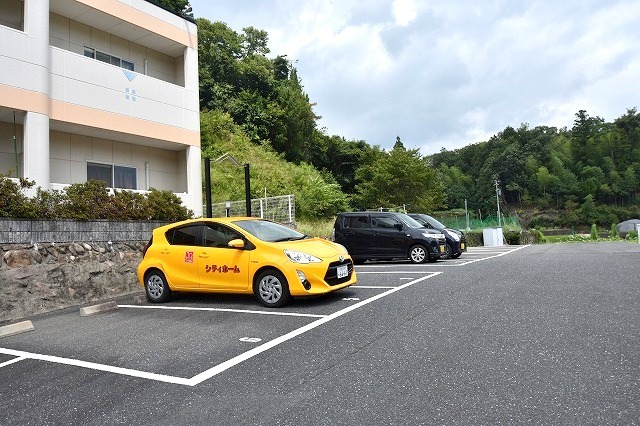 【広島市安佐南区伴中央のアパートの駐車場】