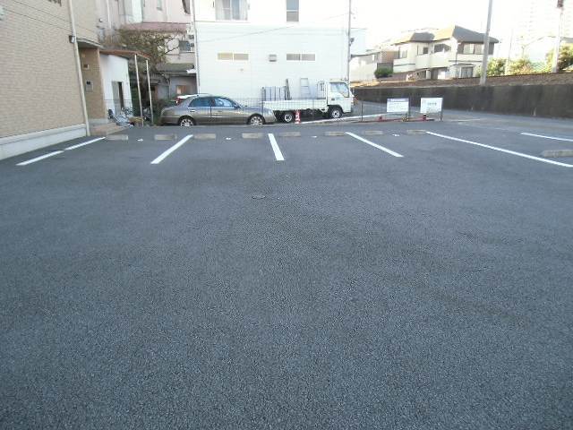 【ソフィア南本町　三島市賃貸アパートの駐車場】