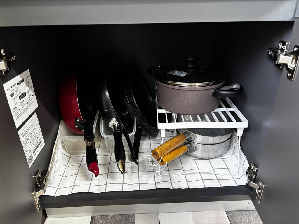 収納　共用の調理器具・食器・調味料、個人の収納スペースもあります。