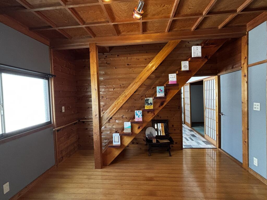 エントランス　木の温もりが感じられます！本好きオーナーの本たちがお出迎え