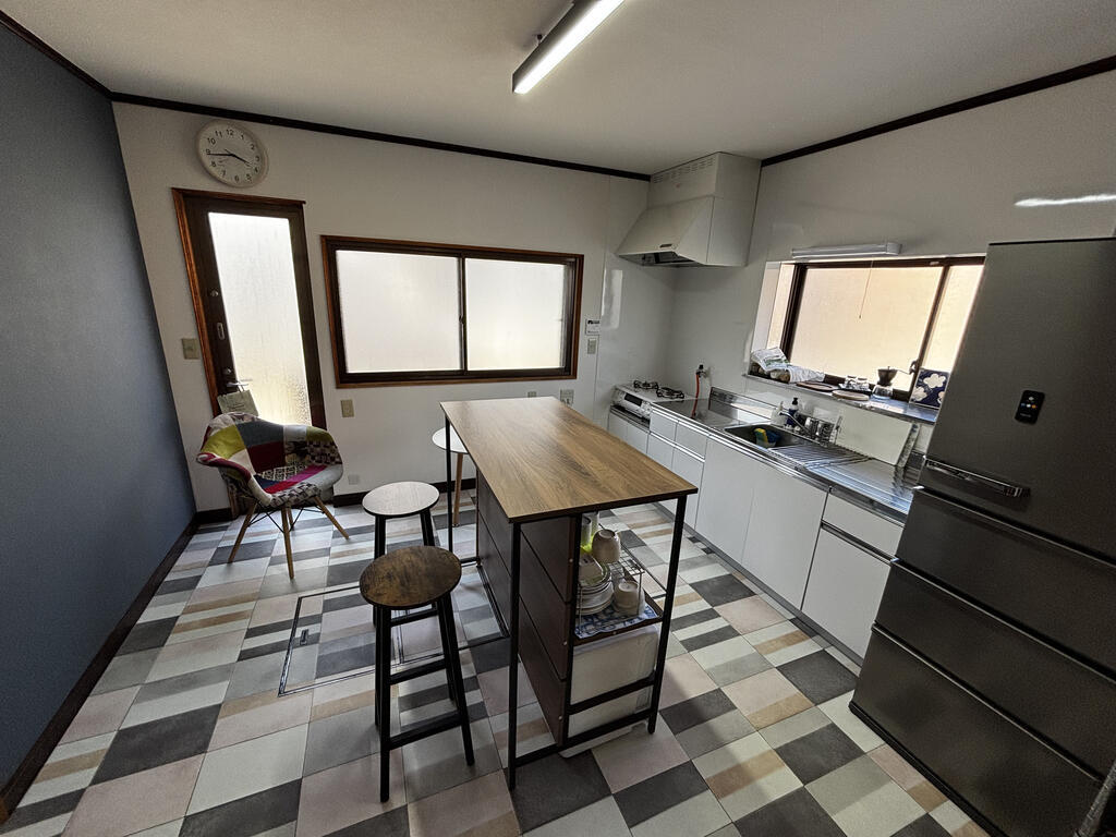 キッチン　かわいくて新しいキッチン！共用備品や食器、個人収納もたくさん