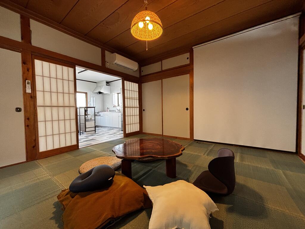 その他部屋・スペース　ゆっくり寛げる８畳和室、プロジェクターやボードゲーム多数あり