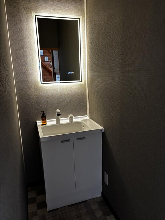 洗面設備　真新しくオシャレな洗面所、女優ミラーあり！