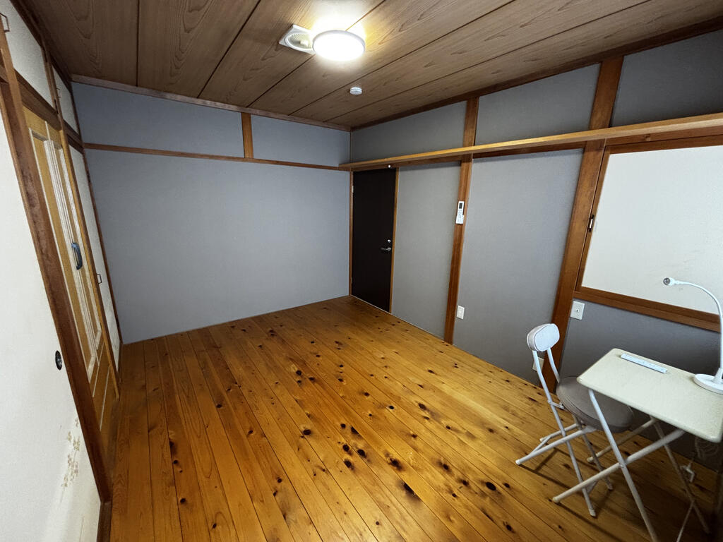 居室・リビング　6畳＋収納多数（エアコン、机イス、照明、収納グッズなど完備）