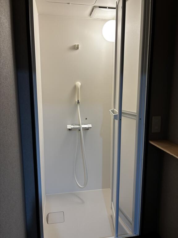 バス・シャワールーム　シンプルなシャワールーム